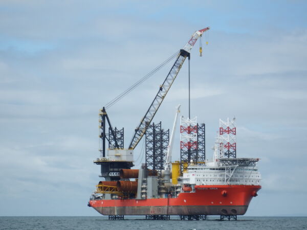 PACIFIC ORCA on Rampion OWF 03072016 7